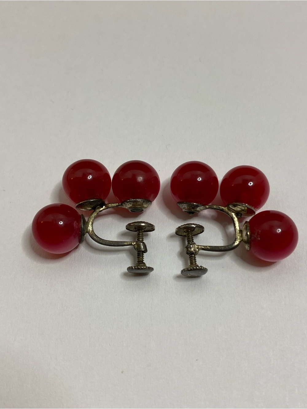 Vintage 1941 Richelieu Satinore Star Ruby Red Triple Bead Screw Back Earrings